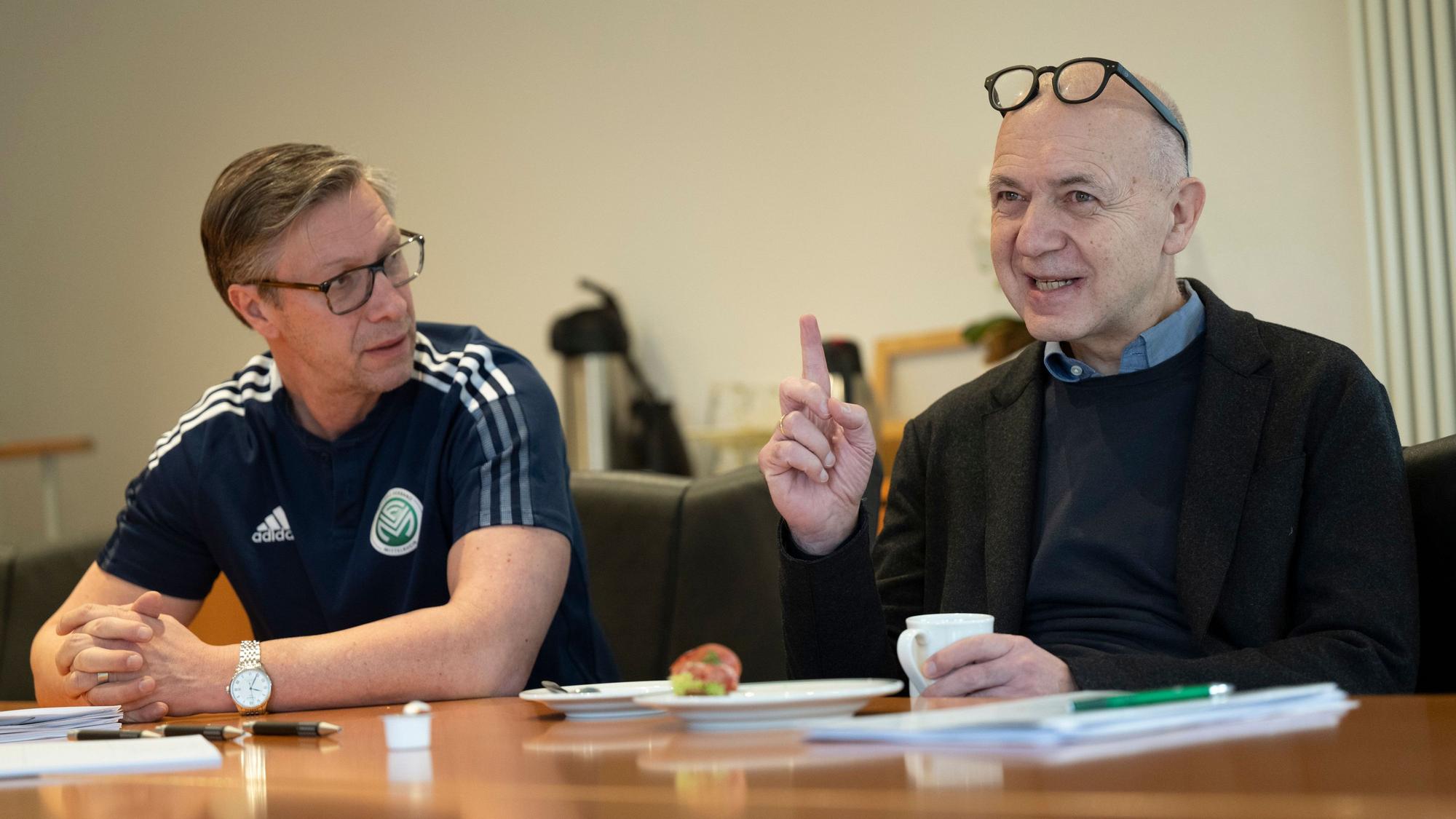 DFB-Präsident Bernd Neuendorf (r.) und FVM-Chef Christos Katzidis im Gespräch mit dem „Kölner Stadt-Anzeiger“