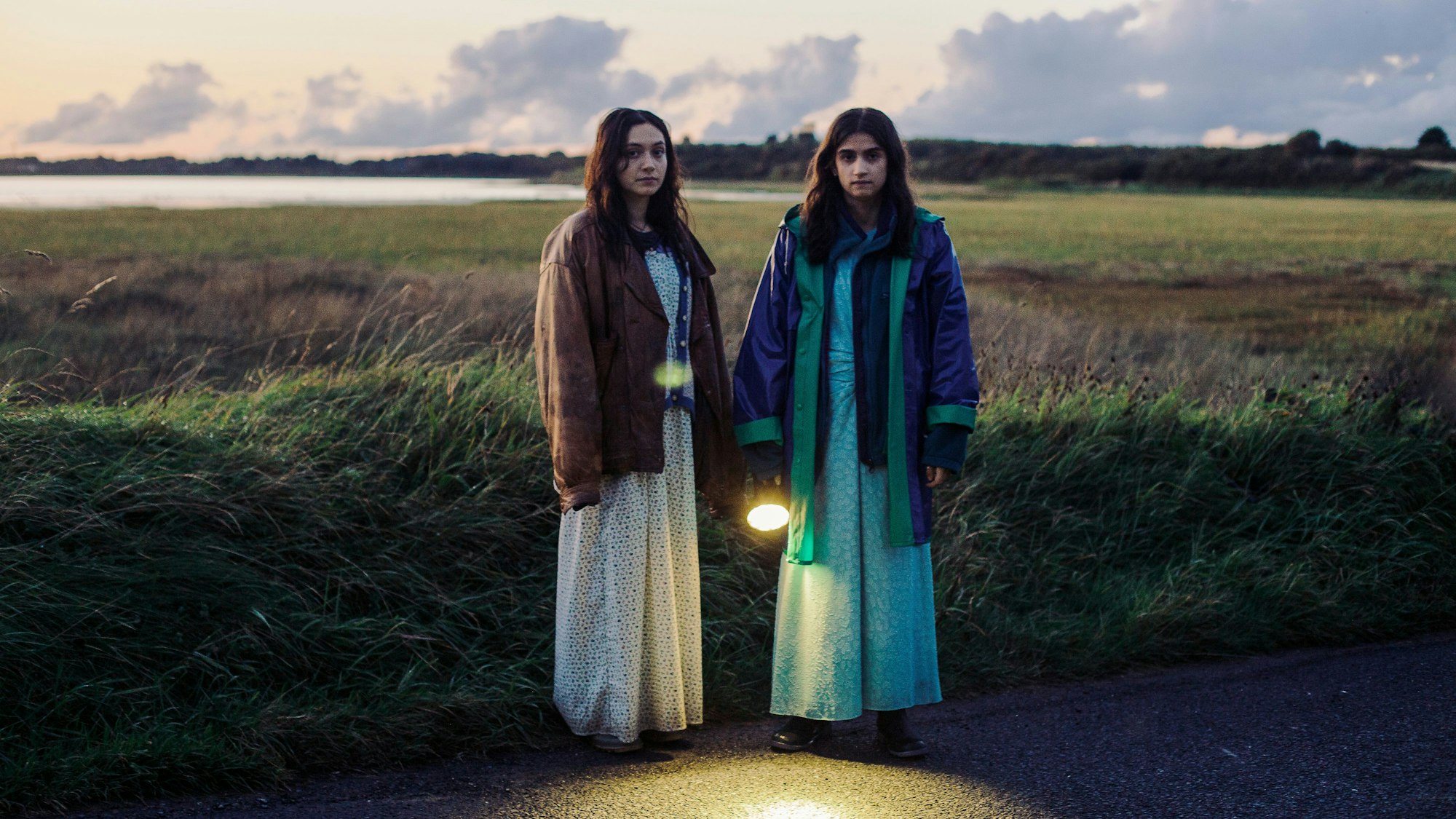 September (Pascale Kann, l.) und July (Mia Tharia) aus dem gleichnamigen Film