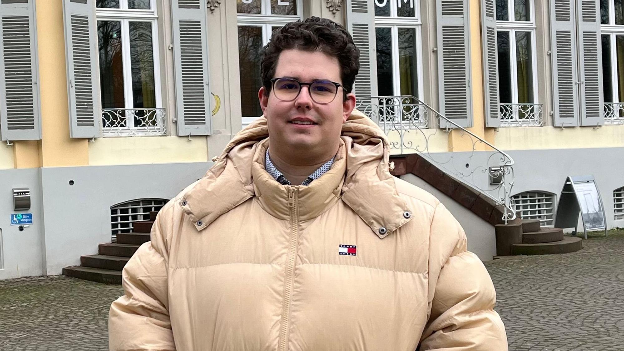 Yannick Noé, AfD-Direktkandidat für den Bundestag, vor dem Museum Schloss Morsbroich.