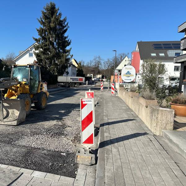 Die Baustelle auf Uhlandstraße ärgert die Geschäftsleute. Ein Bagger steht herum, die Straße ist aufgerissen.