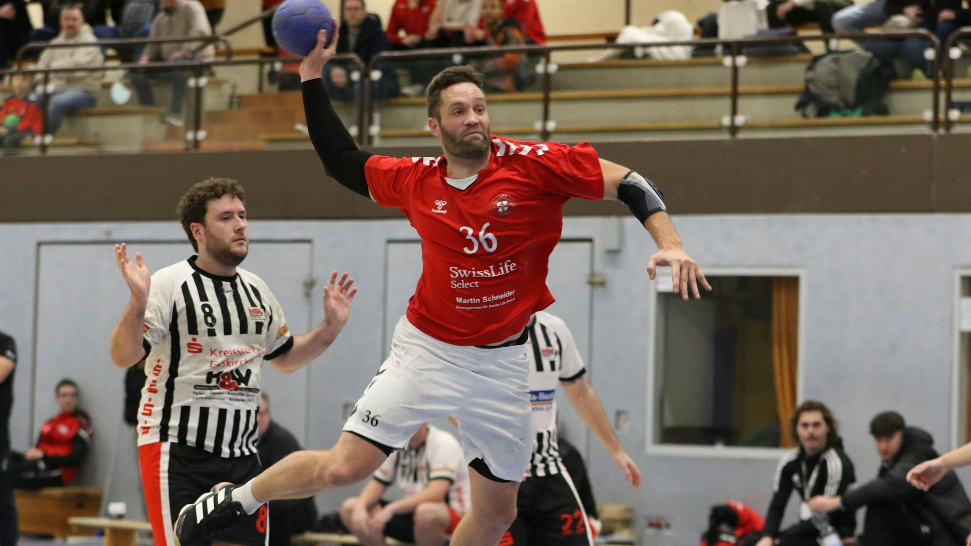 Das Bild zeigt Handballer Daniel Schüller beim Sprungwurf.