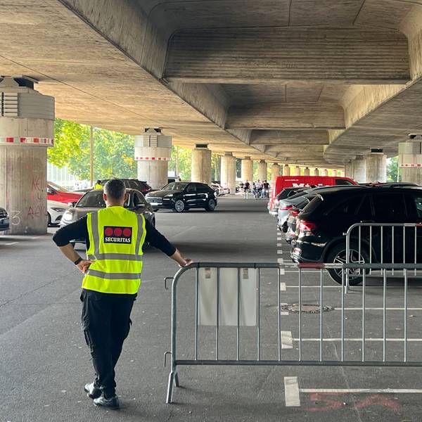 Stelze, Stelzenautobahn, Vip-Parkplätze beim Spiel Bayer 04 gegen Wolfsburg. Foto: Ralf Krieger