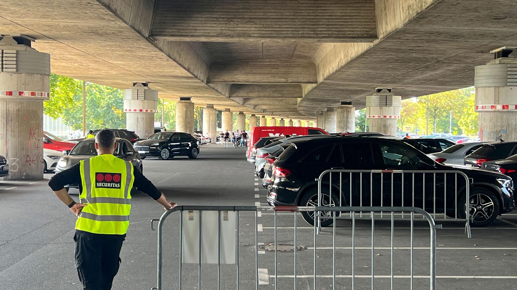 Stelze, Stelzenautobahn, Vip-Parkplätze beim Spiel Bayer 04 gegen Wolfsburg. Foto: Ralf Krieger