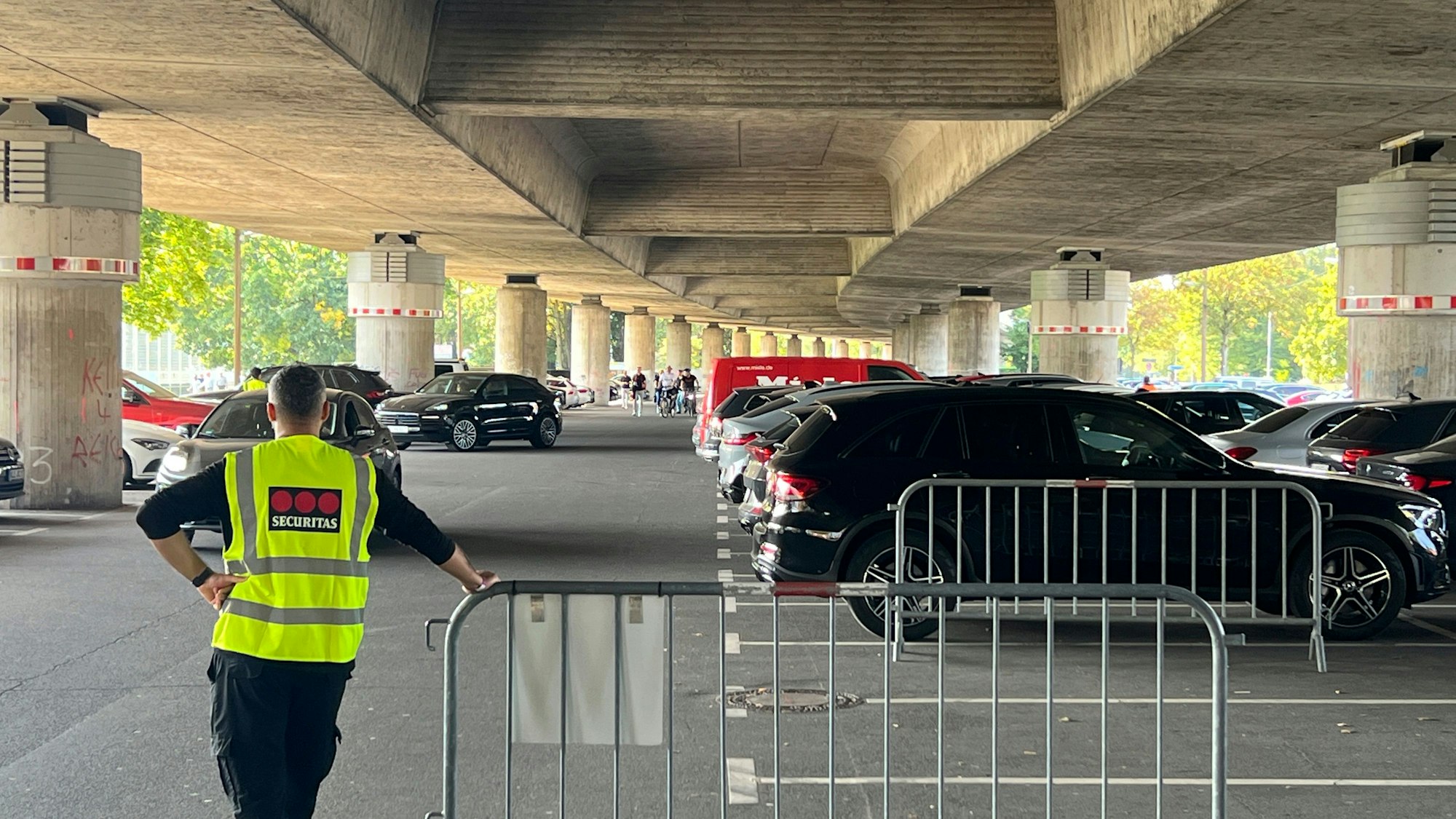 Stelze, Stelzenautobahn, Vip-Parkplätze beim Spiel Bayer 04 gegen Wolfsburg. Foto: Ralf Krieger
