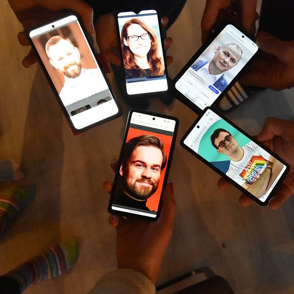 Fünf Smartphones zeigen die oberbergischen Bundestagswahlkandidaten.