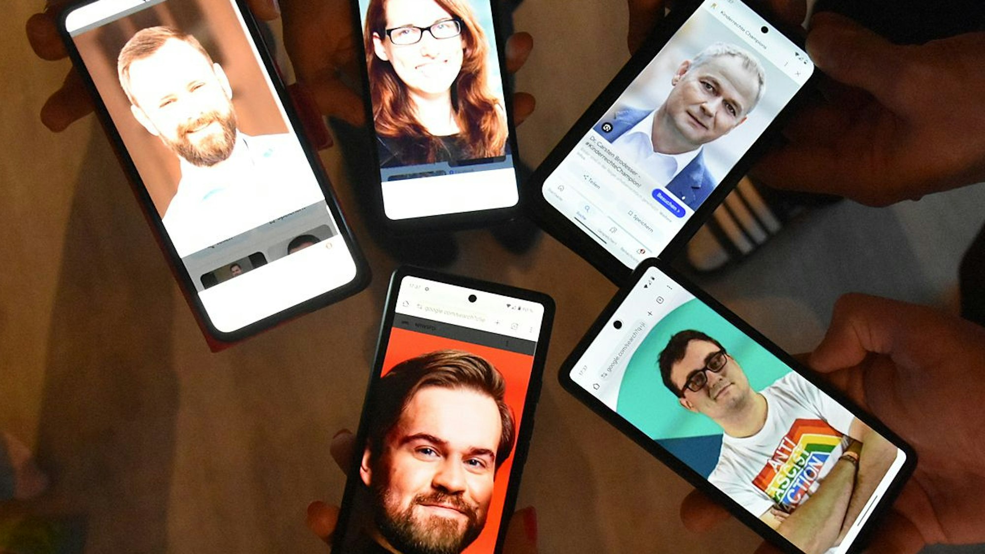 Fünf Smartphones zeigen die oberbergischen Bundestagswahlkandidaten.