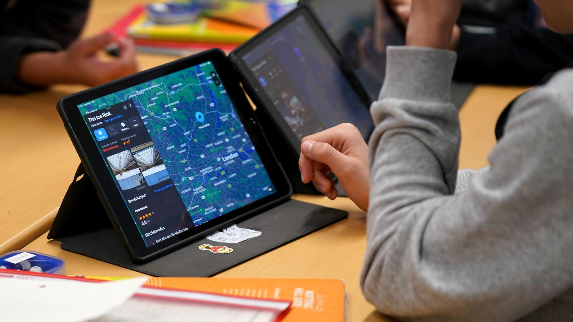 Schüler arbeiten an einem Tablet während des digitalen Englisch-Unterrichts.