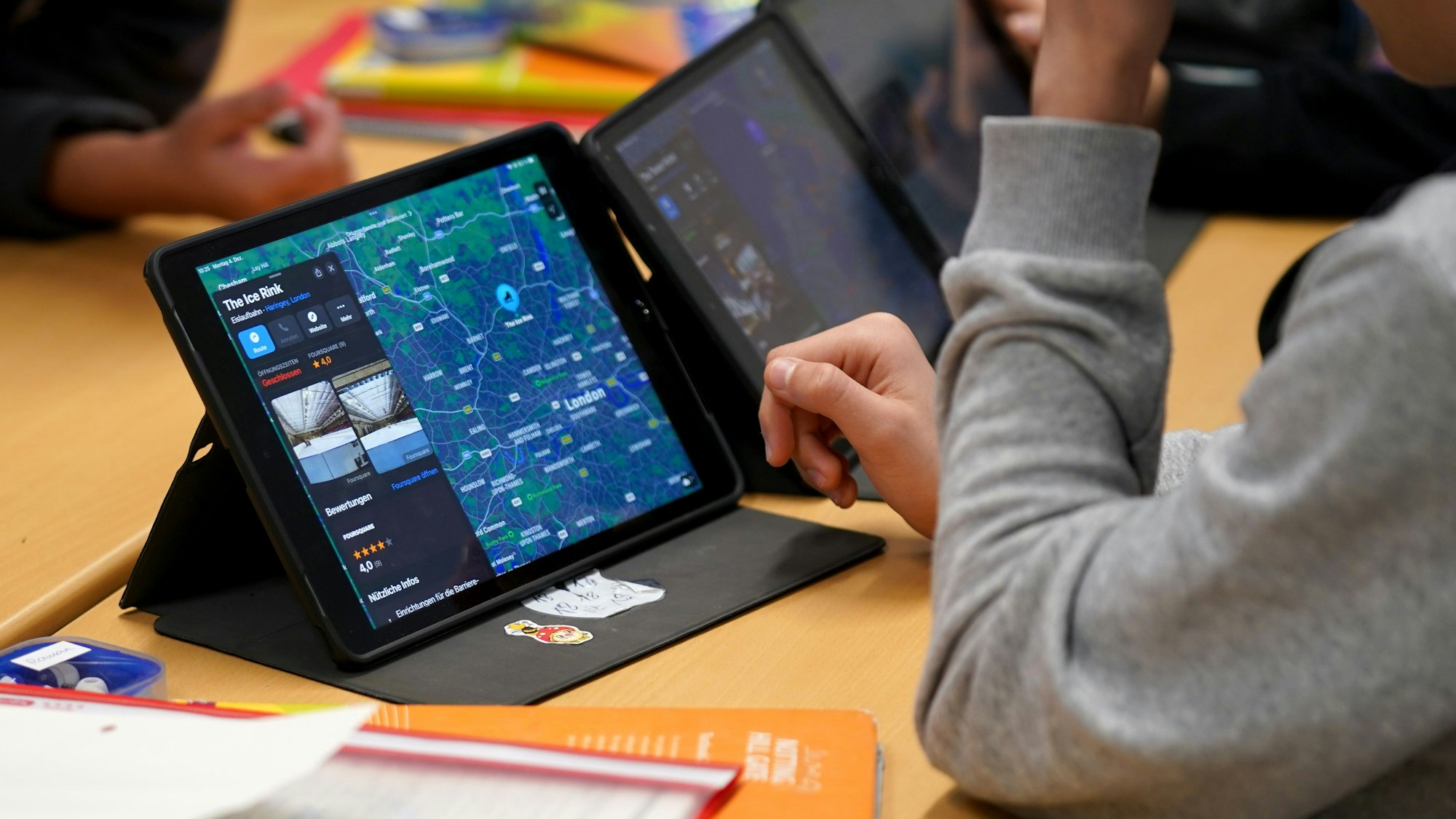 Schüler arbeiten an einem Tablet während des digitalen Englisch-Unterrichts.