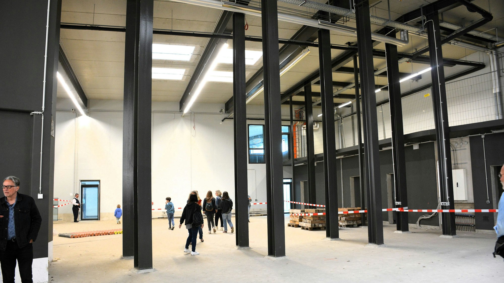 Blick in eine Halle mit Stahlträgern.