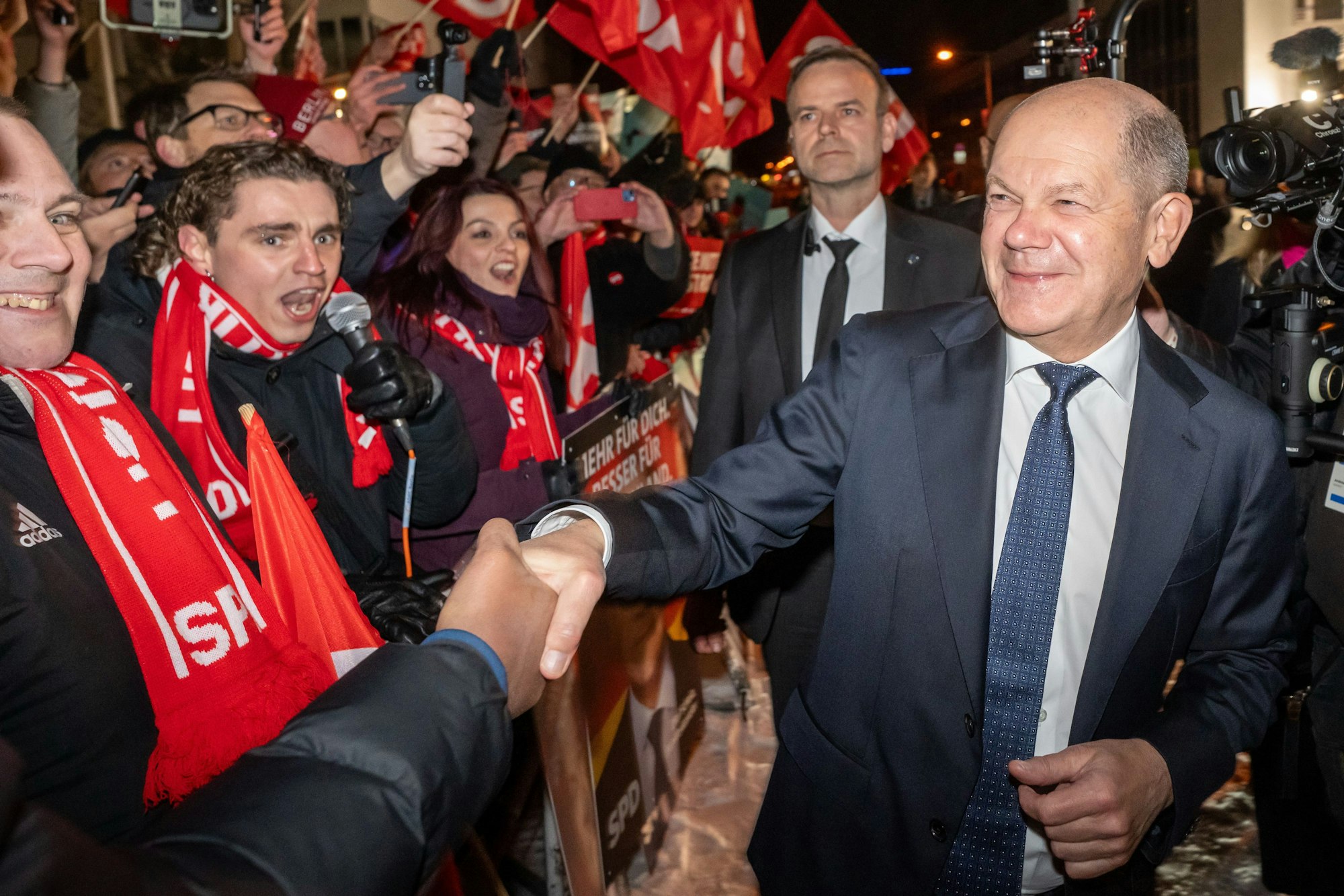 Bundeskanzler Olaf Scholz (SPD), kommt zum "Quadrell" der TV Runde im Bundestagswahlkampf. Bundeskanzler Scholz (SPD), Unionsfraktionschef Merz (CDU), AfD Kanzlerkandidatin Weidel und Grünen-Kanzlerkandidat Habeck stellen sich der Diskussion bei den Fernsehsendern RTL und NTV.