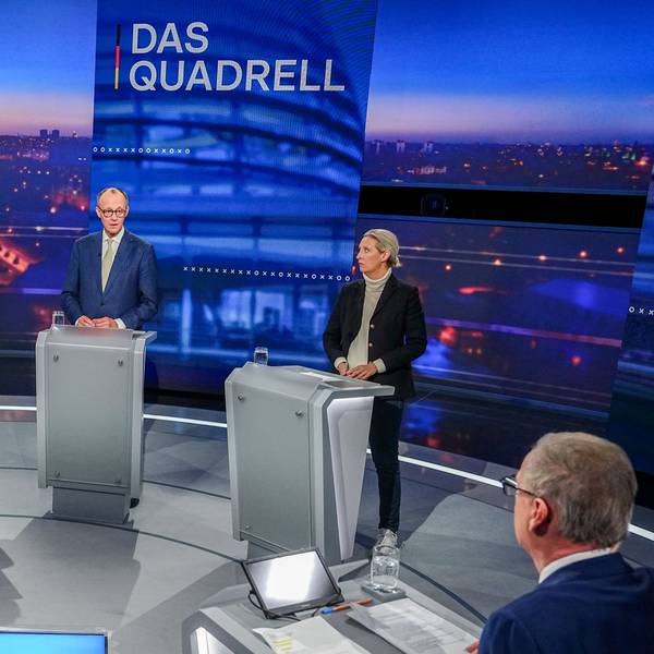 16.02.2025, Berlin: Bundeskanzler Olaf Scholz (SPD), Robert Habeck (Bündnis 90/Die Grünen), Bundesminister für Wirtschaft und Klimaschutz, Friedrich Merz, Unions Kanzlerkandidat und CDU Bundesvorsitzender, und Alice Weidel, Fraktionsvorsitzende der AfD, nehmen am "Quadrell" der TV Diskussion zum Bundestagswahlkampf im Studio teil. Die Live-Sendung bei RTL und NTV moderieren Pinar Atalay (l) und Günther Jauch (r). Foto: Kay Nietfeld/dpa-Pool/dpa +++ dpa-Bildfunk +++