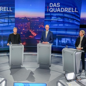 Das Bild zeigt Olaf Scholz (SPD), Robert Habeck (Bündnis 90/Die Grünen), Friedrich Merz (CDU) und Alice Weidel (AfD) während des ‚Quadrell‘ der TV Diskussion zum Bundestagswahlkampf.