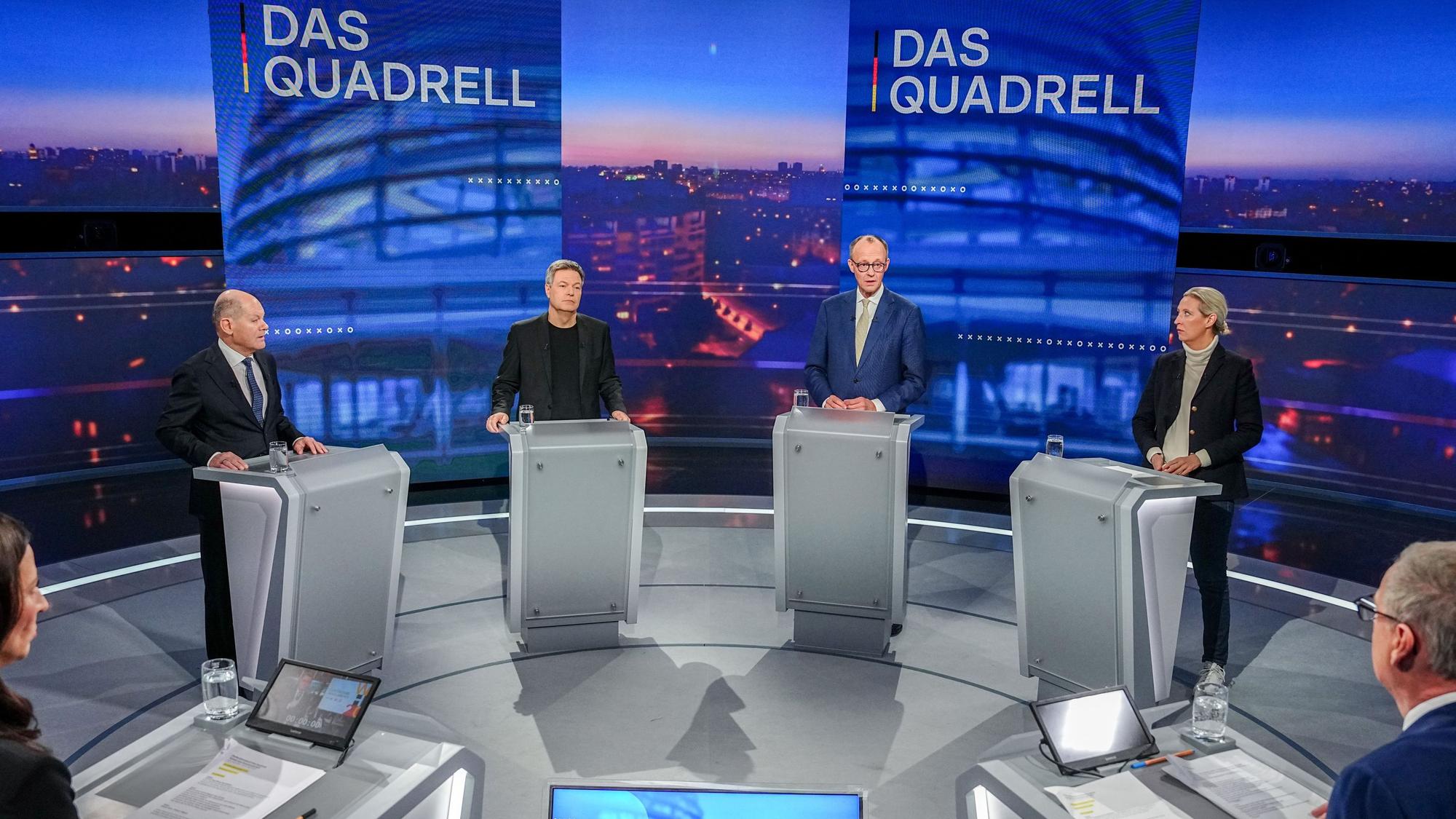 16.02.2025, Berlin: Bundeskanzler Olaf Scholz (SPD), Robert Habeck (Bündnis 90/Die Grünen), Bundesminister für Wirtschaft und Klimaschutz, Friedrich Merz, Unions Kanzlerkandidat und CDU Bundesvorsitzender, und Alice Weidel, Fraktionsvorsitzende der AfD, nehmen am "Quadrell" der TV Diskussion zum Bundestagswahlkampf im Studio teil. Die Live-Sendung bei RTL und NTV moderieren Pinar Atalay (l) und Günther Jauch (r). Foto: Kay Nietfeld/dpa-Pool/dpa +++ dpa-Bildfunk +++
