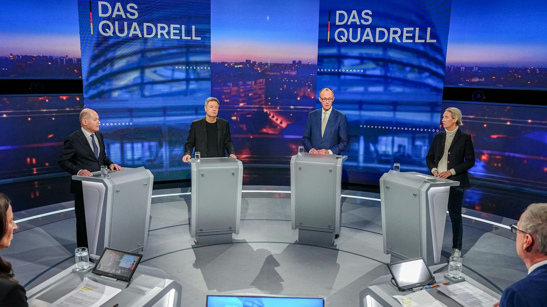 Das Bild zeigt Olaf Scholz (SPD), Robert Habeck (Bündnis 90/Die Grünen), Friedrich Merz (CDU) und Alice Weidel (AfD) während des ‚Quadrell‘ der TV Diskussion zum Bundestagswahlkampf.