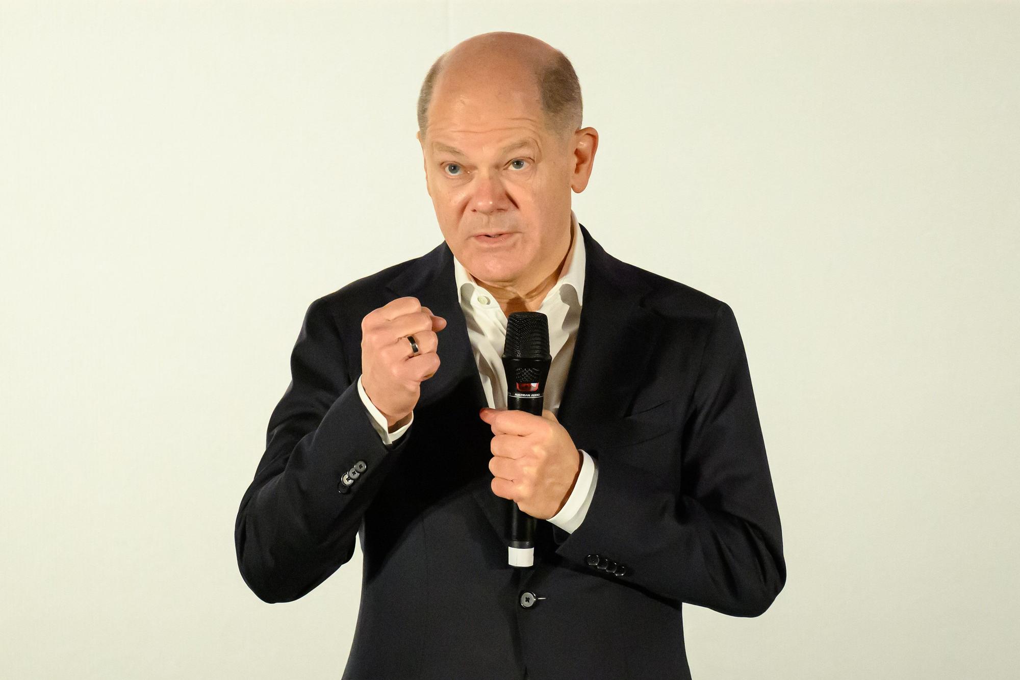 Auf dem Foto ist Olaf Scholz (SPD), Bundeskanzler und Spitzenkandidat der SPD, zu sehen, wie er auf einer Wahlkampfveranstaltung seiner Partei spricht.