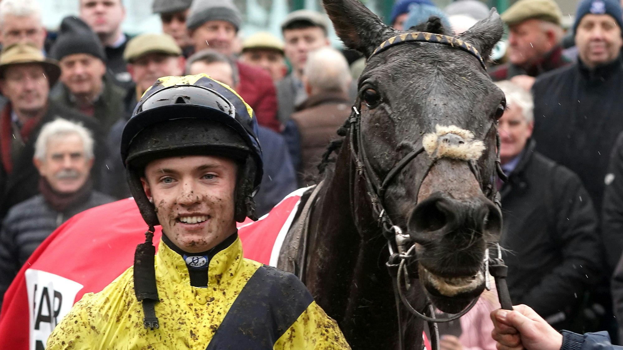 Jockey Michael O'Sullivan nach seinem Sieg im Bar One Racing Royal Bond Novice Hurdle mit seinem Pferd Marine Nationale