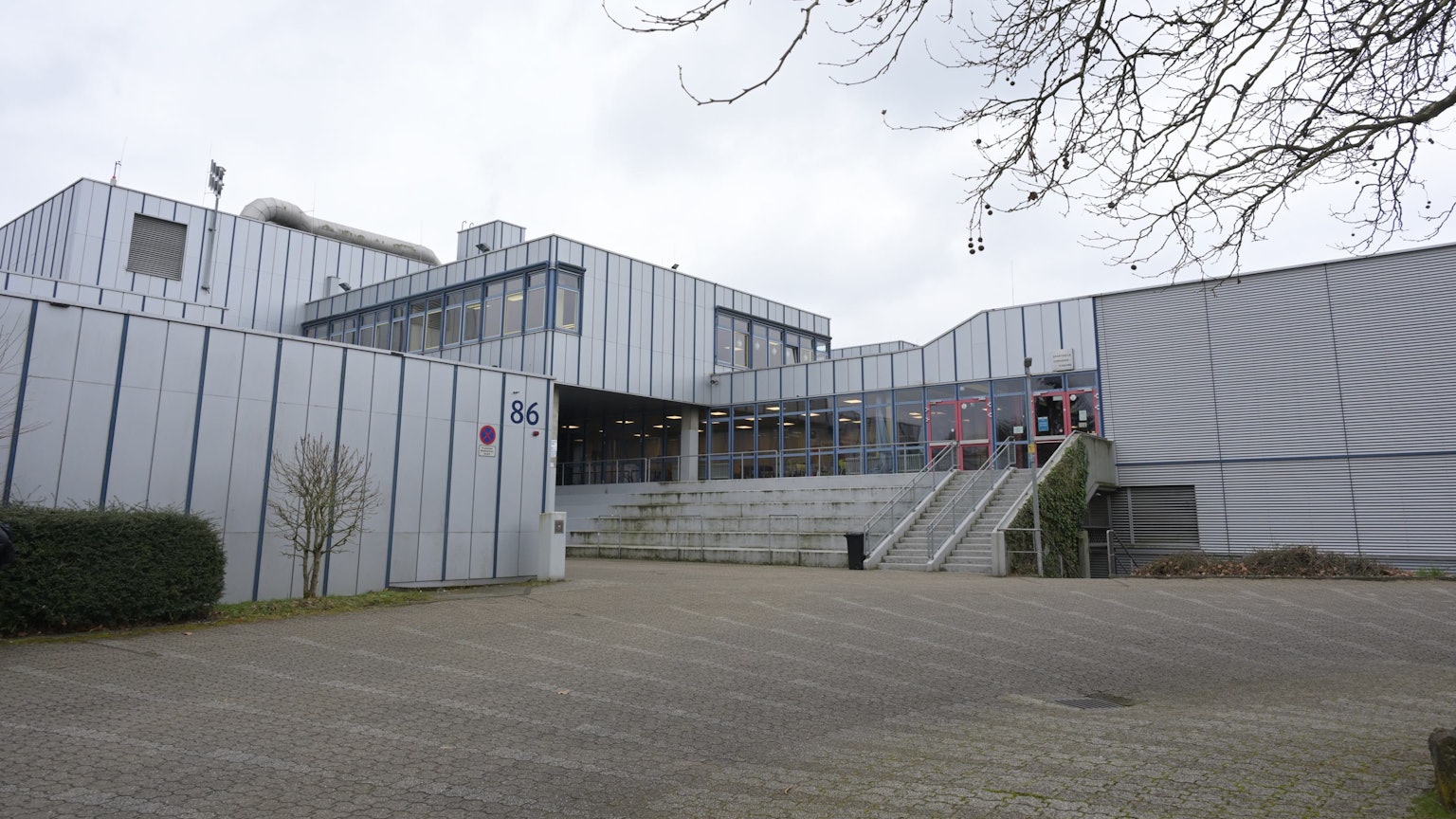 Das Gebäude der IGP ist grau und marode.