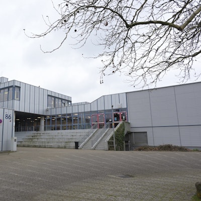 Gezeigt wird der Eingangsbereich des Schulgebäudes.