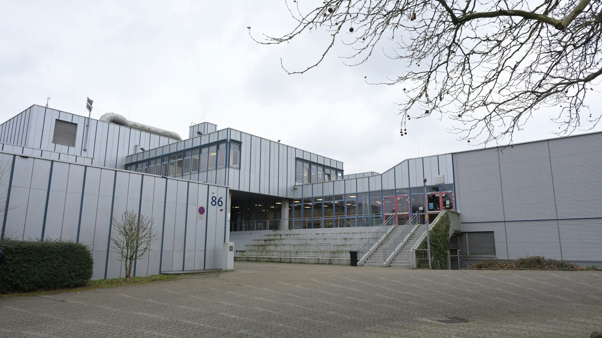 Der Treppenaufgang zum Schulgebäude