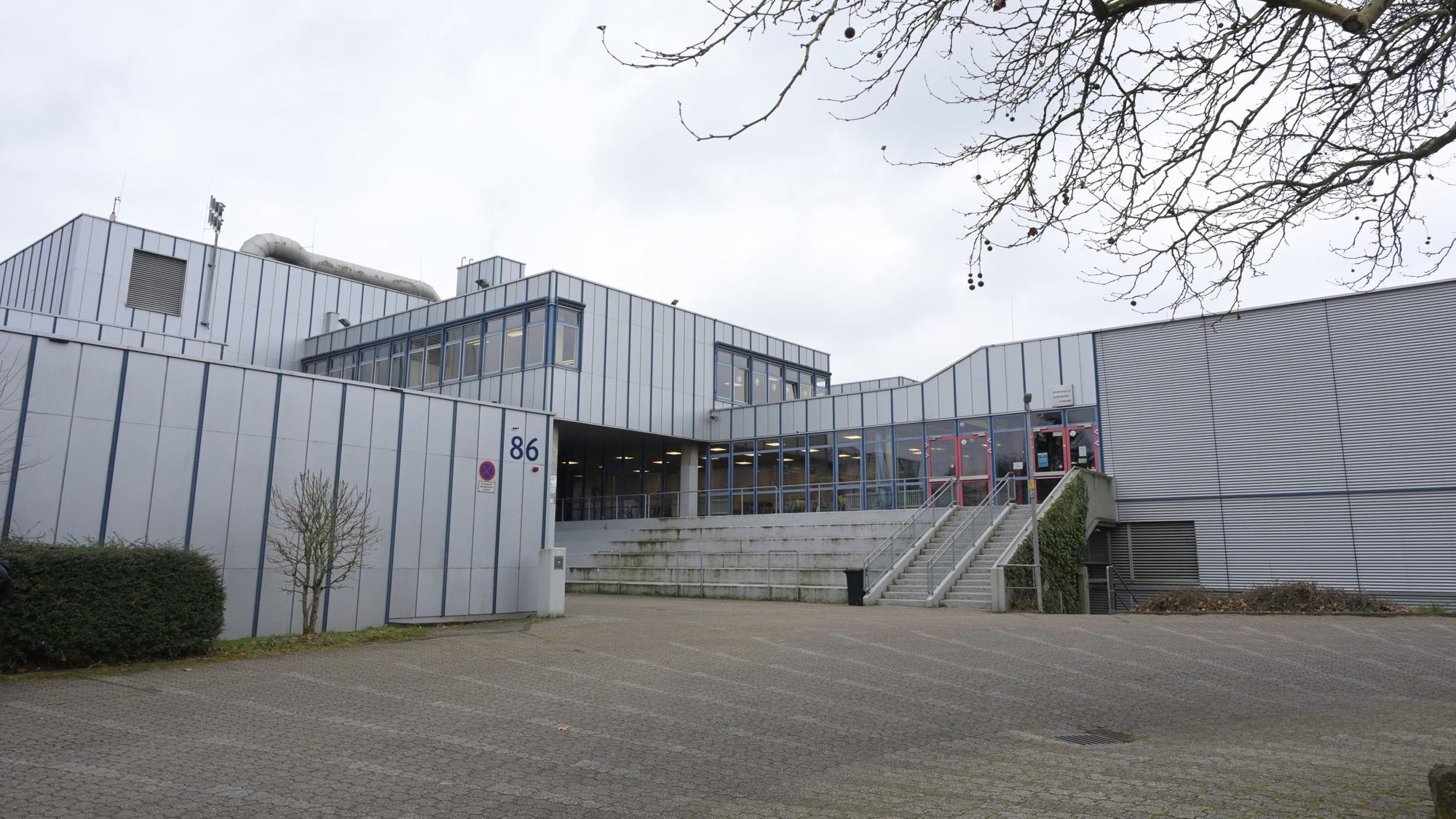 Gezeigt wird der Eingangsbereich des Schulgebäudes.