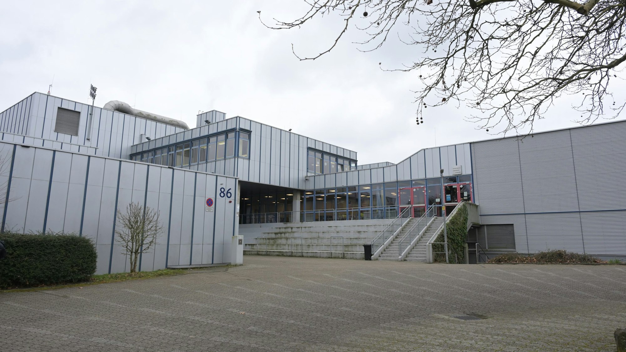 Gezeigt wird der Eingangsbereich des Schulgebäudes.