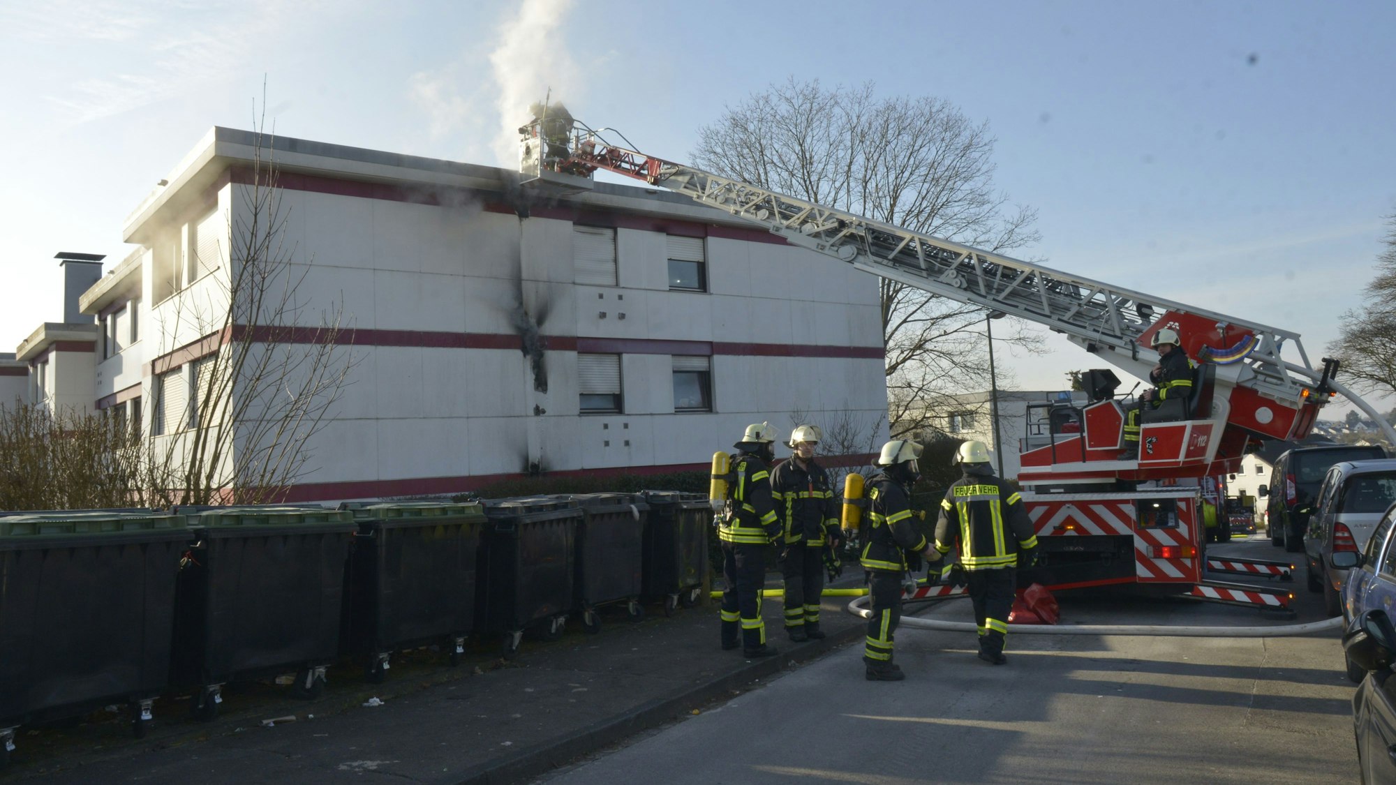 Großeinsatz bei einem Feuer in einem Mehrfamilienhaus an der Goethestraße.