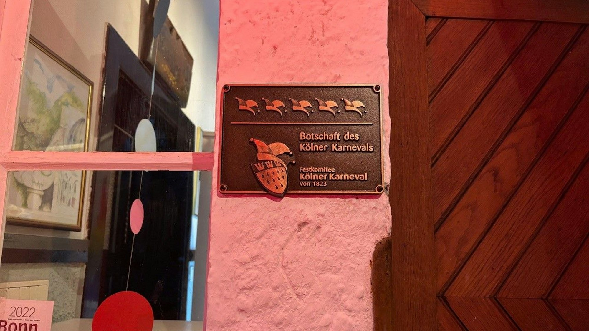 Schon an der Tür ist klar: Das hier ist ein besonderer Ort für den Kölner Karneval.