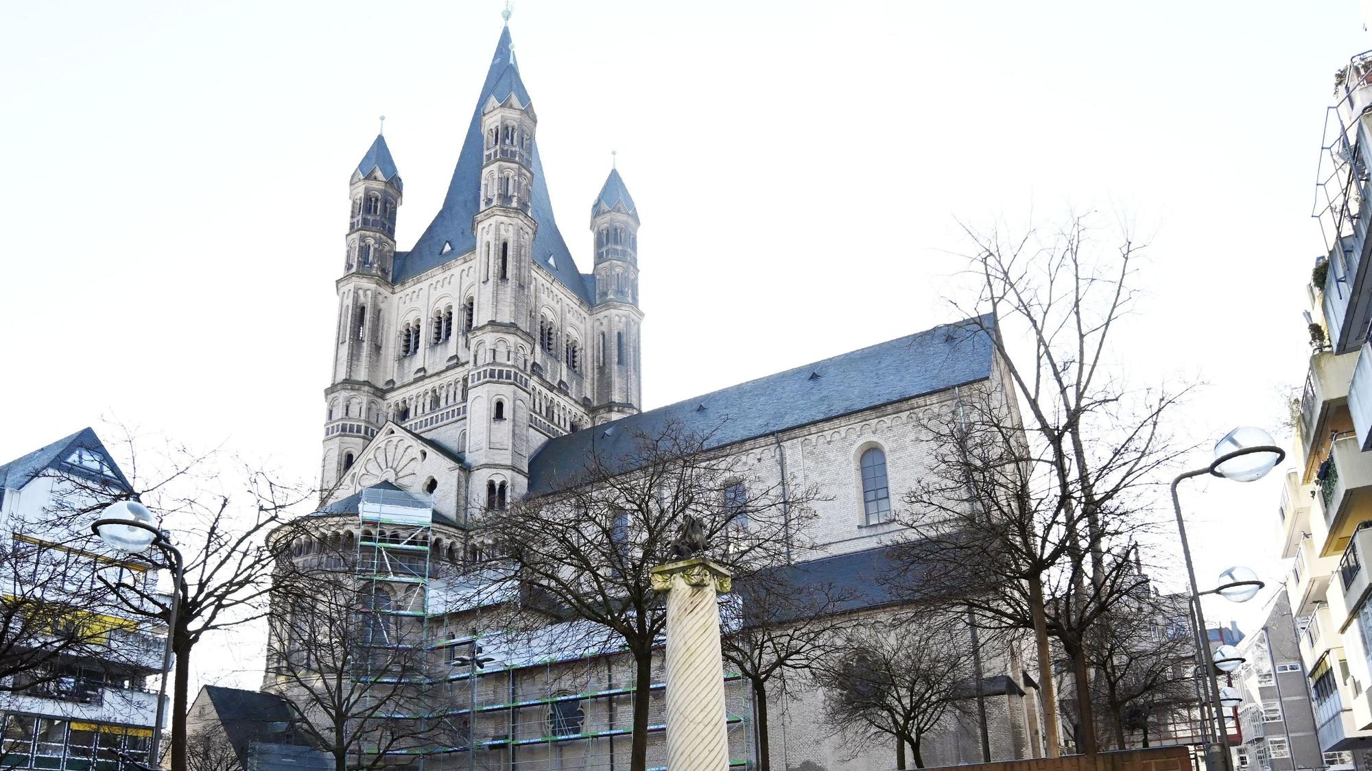 Zu sehen ist die Kirche Groß St. Martin in Köln. in der Seitenansicht.