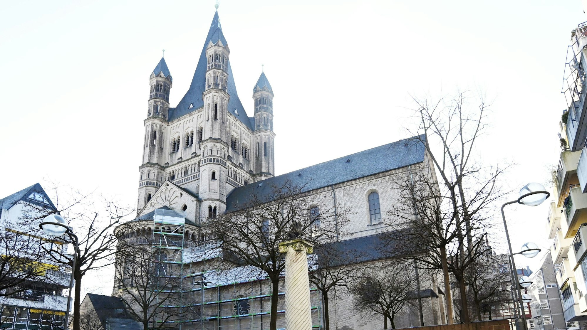 Zu sehen ist die Kirche Groß St. Martin in Köln. in der Seitenansicht.