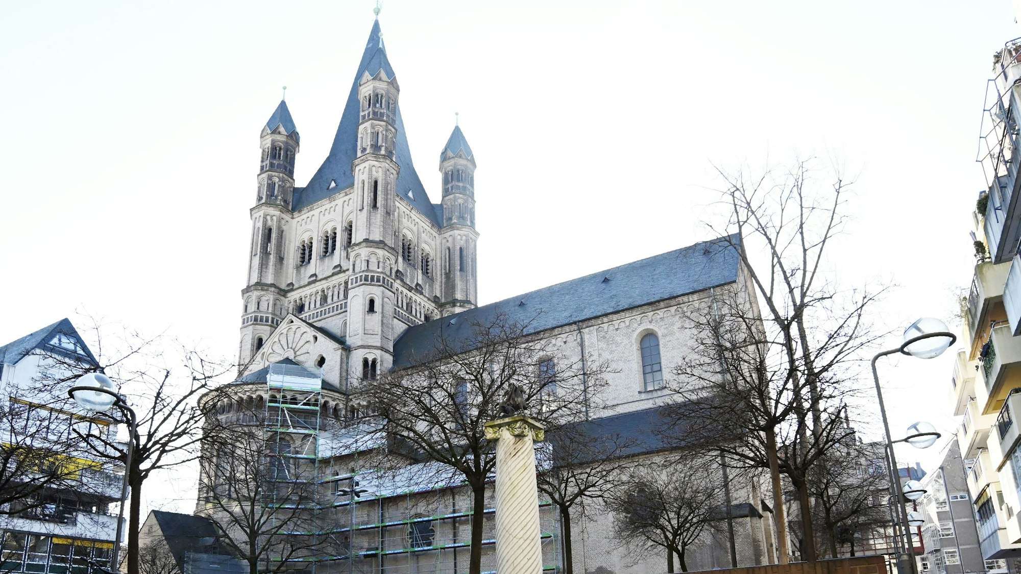Zu sehen ist die Kirche Groß St. Martin in Köln. in der Seitenansicht.
