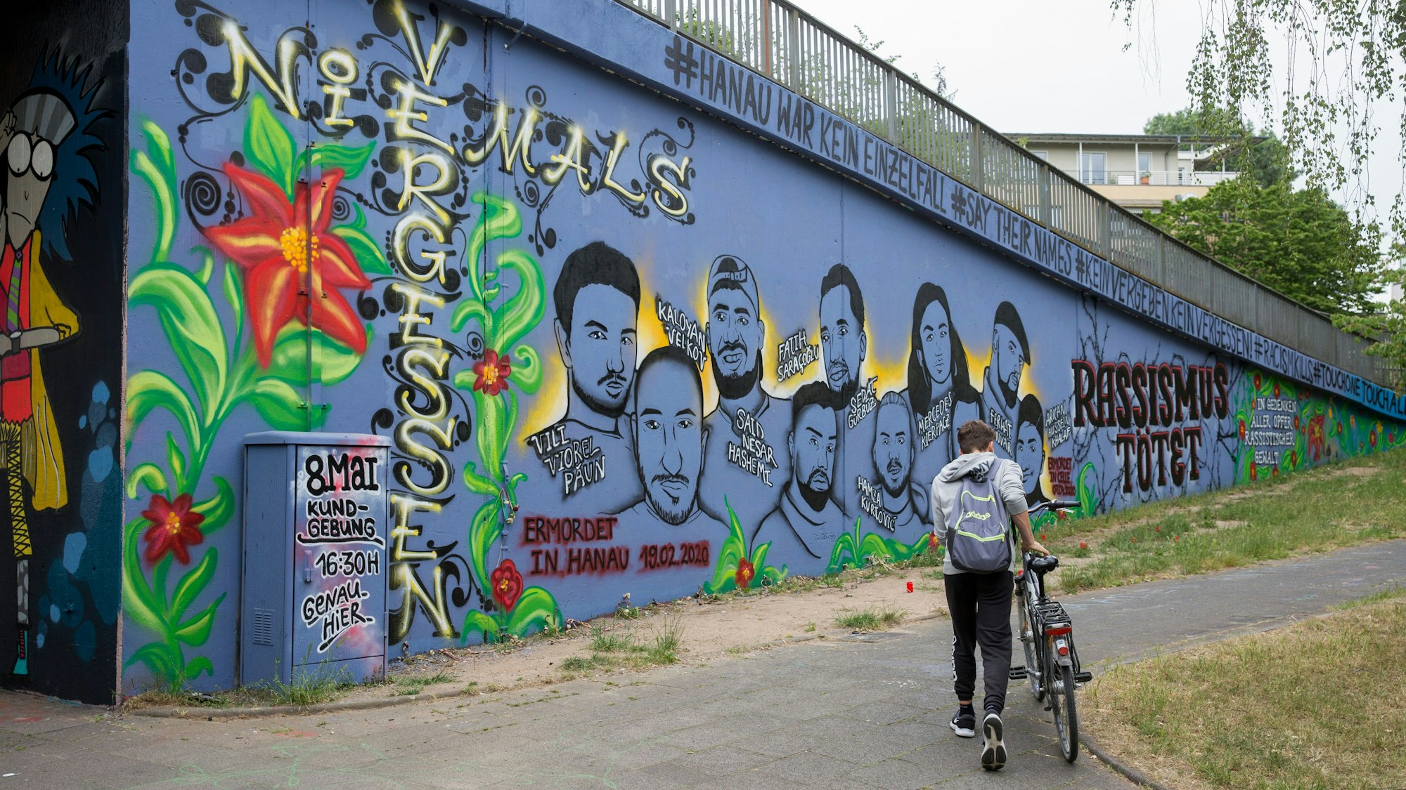 Ein Graffiti mit den Portraits der Ermordeten am Mauenheimer Gürtel in Köln 2020. (Archiv)