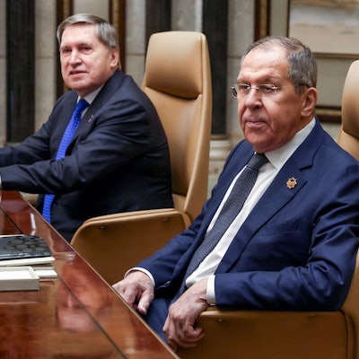 18.02.2025, Saudi-Arabien, Riad: Der russische Außenminister Sergej Lawrow (r) sitzt neben dem außenpolitischen Berater des russischen Präsidenten Putin, Juri Uschakow, während eines Treffens mit dem US-Außenminister Rubio im Diriyah-Palast. Foto: Evelyn Hockstein/Pool Reuters/AP/dpa +++ dpa-Bildfunk +++