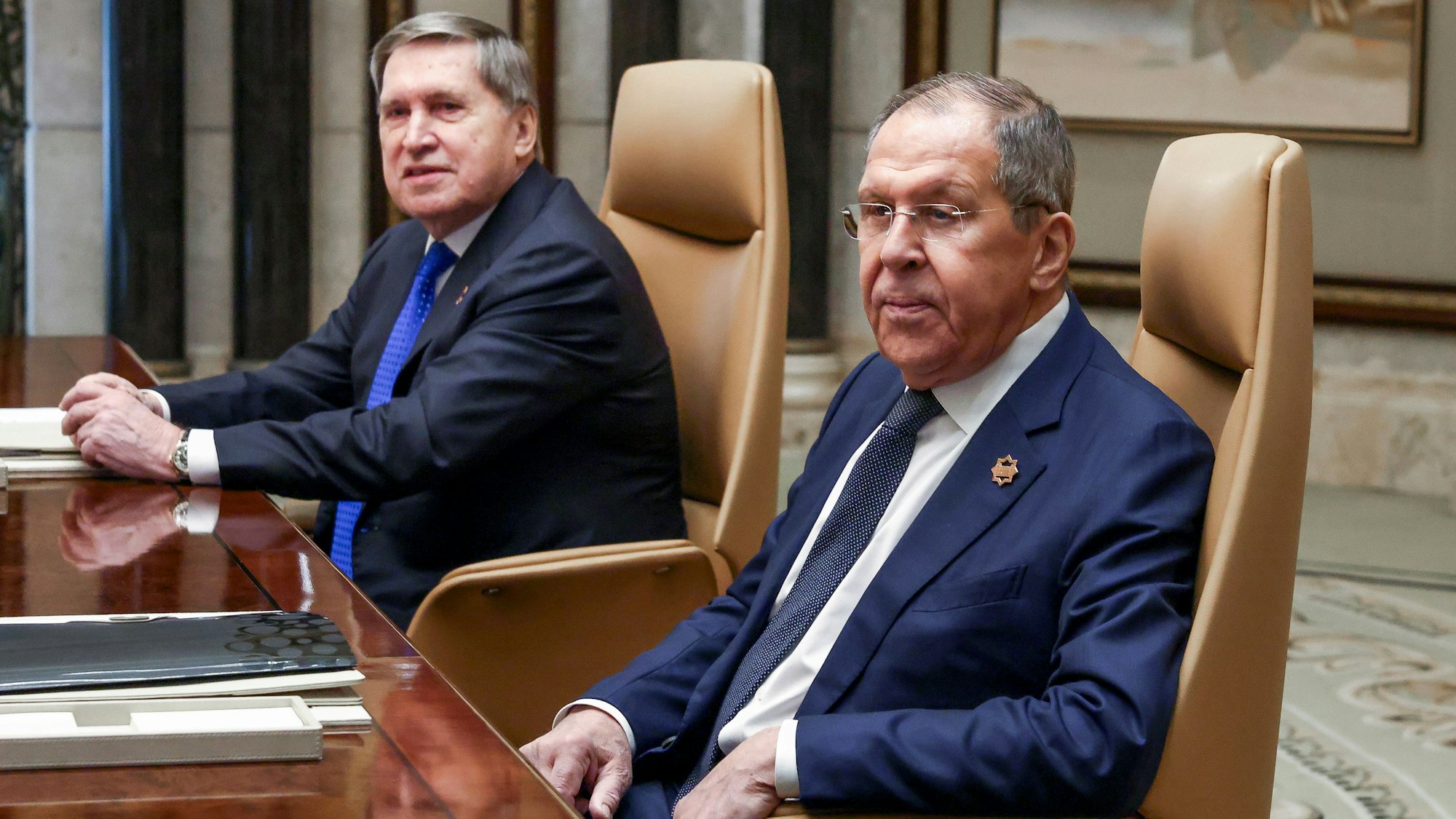 18.02.2025, Saudi-Arabien, Riad: Der russische Außenminister Sergej Lawrow (r) sitzt neben dem außenpolitischen Berater des russischen Präsidenten Putin, Juri Uschakow, während eines Treffens mit dem US-Außenminister Rubio im Diriyah-Palast. Foto: Evelyn Hockstein/Pool Reuters/AP/dpa +++ dpa-Bildfunk +++