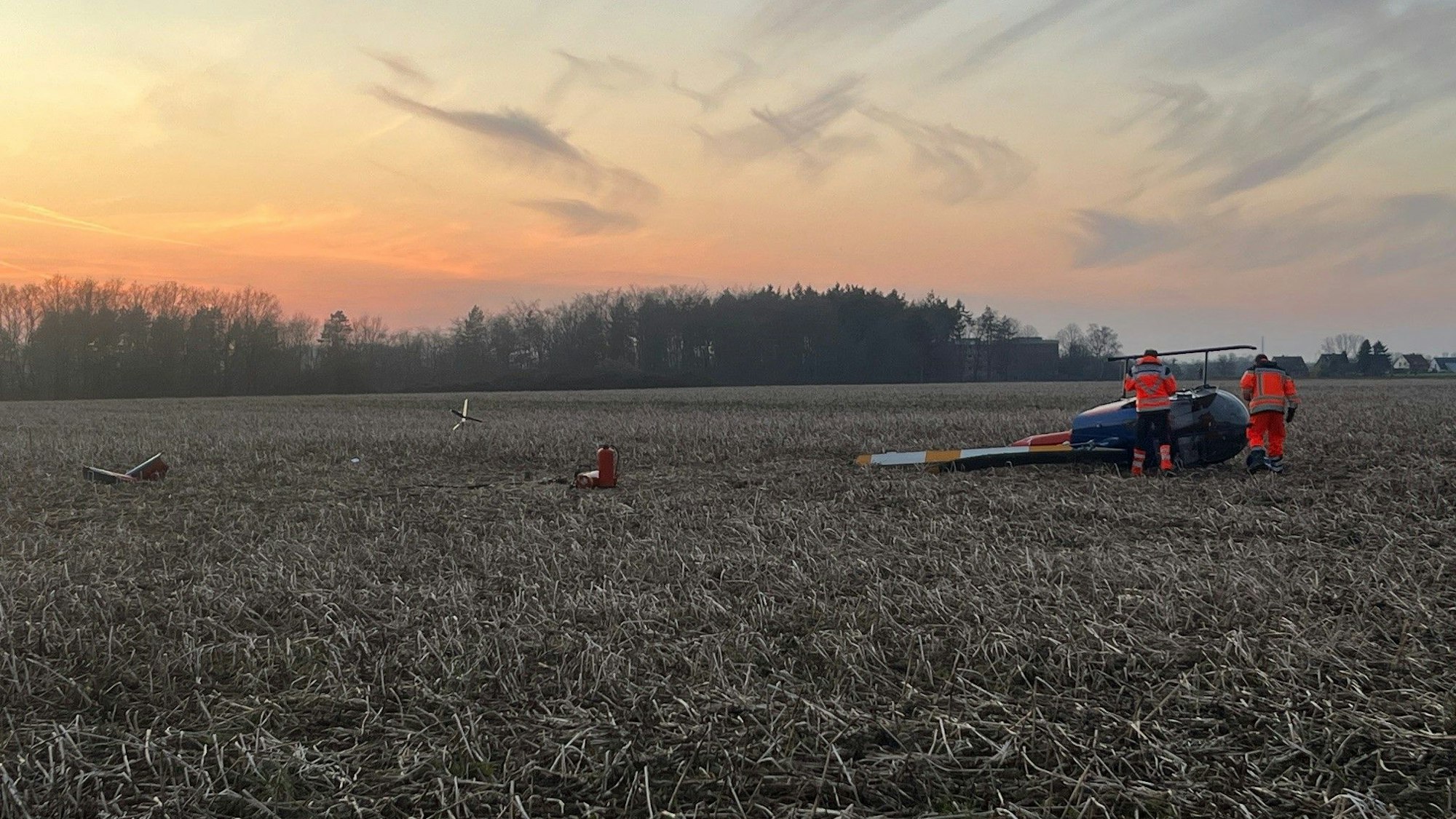 In der Einflugschneise nach Sankt Augustin Hangelar ist aus noch unbekannter Ursache ein Leichthubschrauber abgestürzt. Die beiden Insassen wurden nur leicht verletzt.