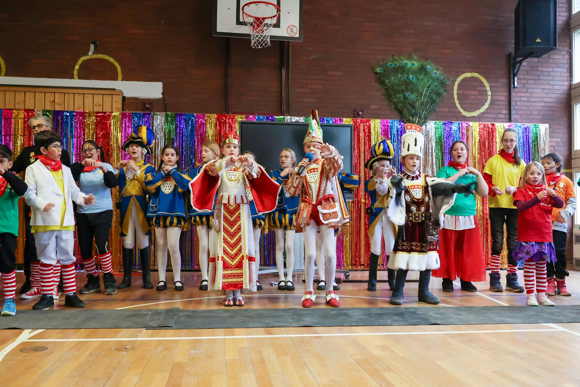 Kinderkostümsitzung LVR-Förderschule Belvedere:
Prinz Ole I., Bauer Anton und Jungfrau Philippa mit den Belve Pänz