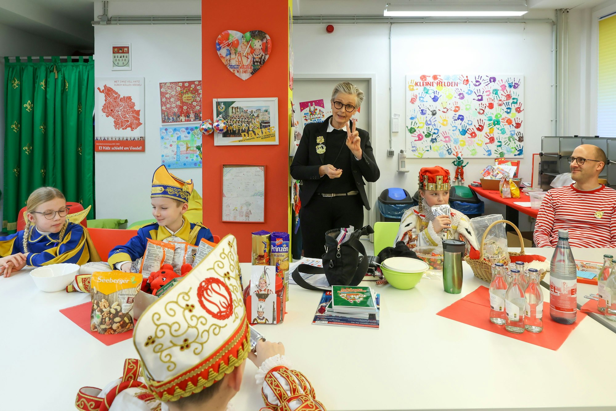 Blick in das „Wohnzimmer“ des Kinderdreigestirns, am Tisch sind die Kinder versammelt.