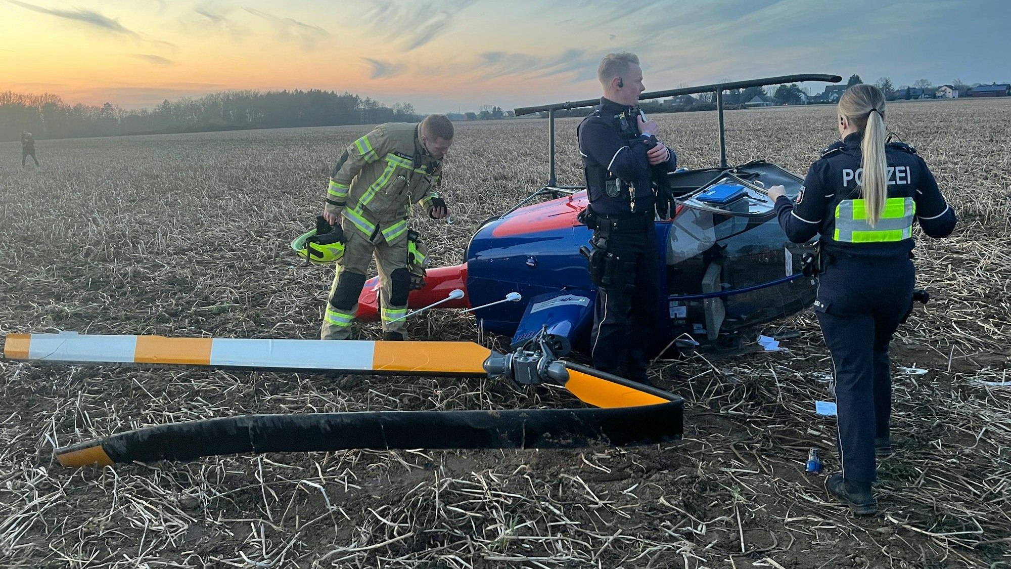 In der Einflugschneise nach Sankt Augustin Hangelar ist aus noch unbekannter Ursache ein Leichthubschrauber abgestürzt. Die beiden Insassen wurden nur leicht verletzt.