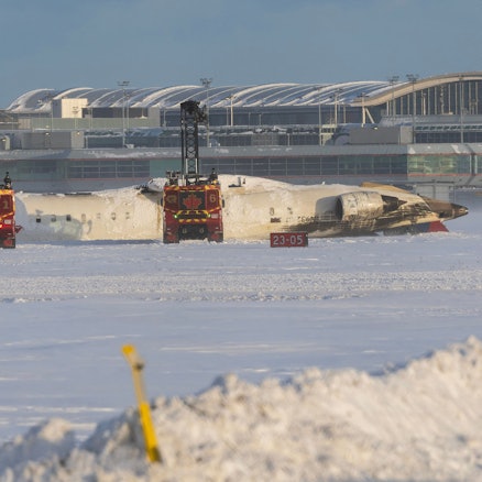 Ein Flugzeug der Delta Air Lines ist am Montag (17. Februar) nach einem Absturz auf dem Toronto Pearson International Airport auf dem Dach gelandet.