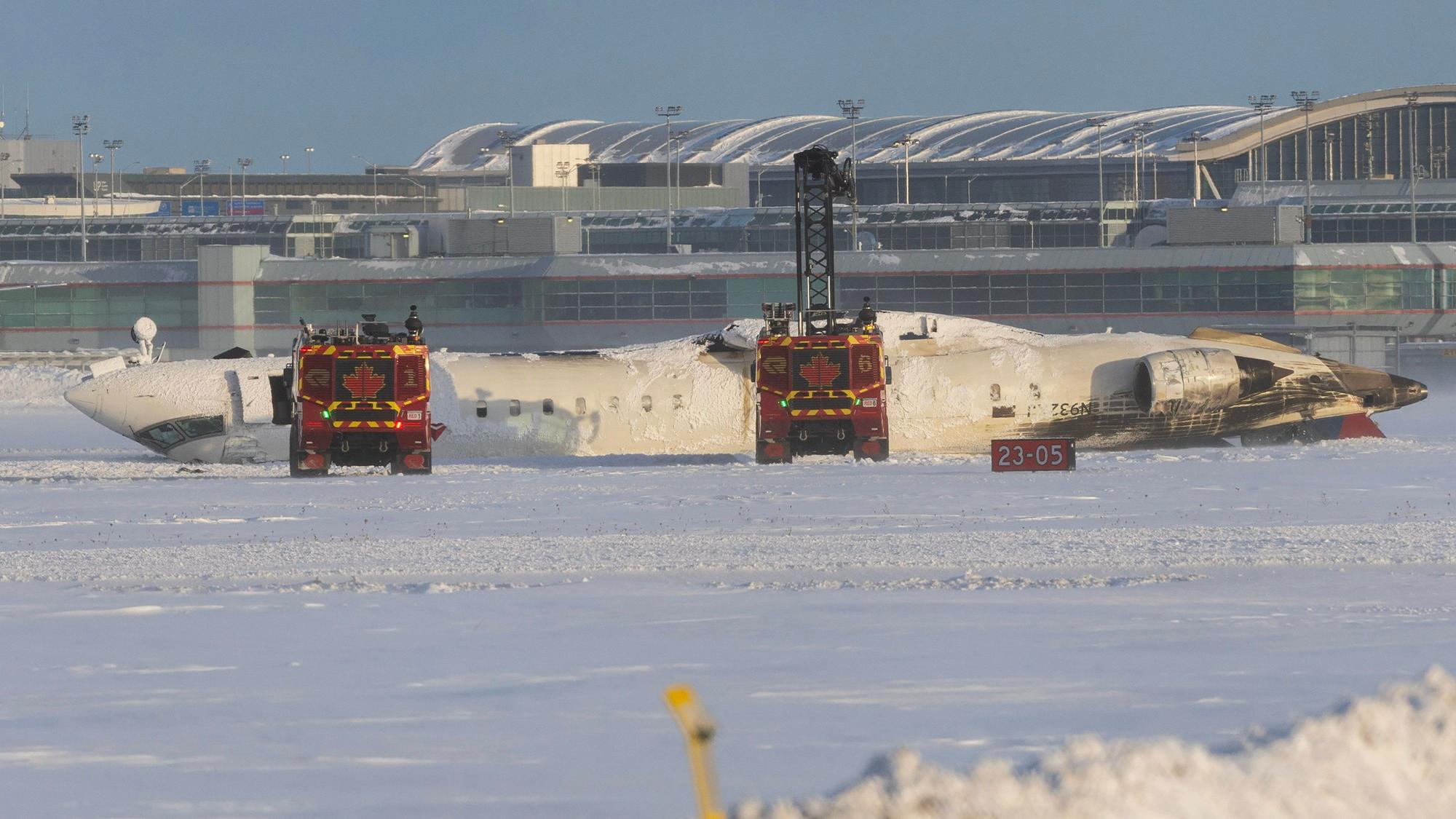 Ein Flugzeug der Delta Air Lines ist am Montag (17. Februar) nach einem Absturz auf dem Toronto Pearson International Airport auf dem Dach gelandet.