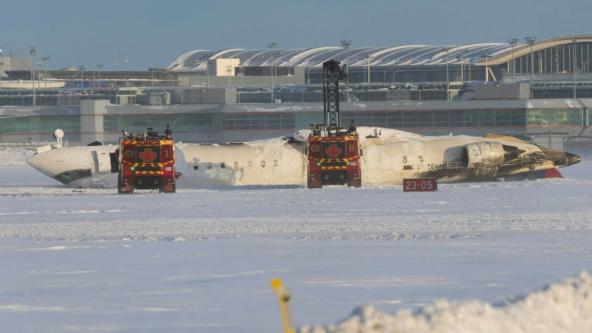 Ein Flugzeug der Delta Air Lines ist am Montag (17. Februar) nach einem Absturz auf dem Toronto Pearson International Airport auf dem Dach gelandet.