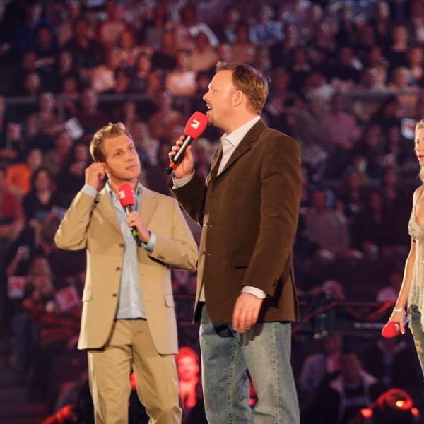 Oliver Pocher, Stefan Raab und Annette Frier begrüßen das Publikum zum Bundesvision Song Contest in Oberhausen, Deutschland 2005.