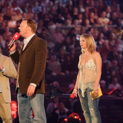 Oliver Pocher, Stefan Raab und Annette Frier begrüßen das Publikum zum Bundesvision Song Contest in Oberhausen, Deutschland 2005.