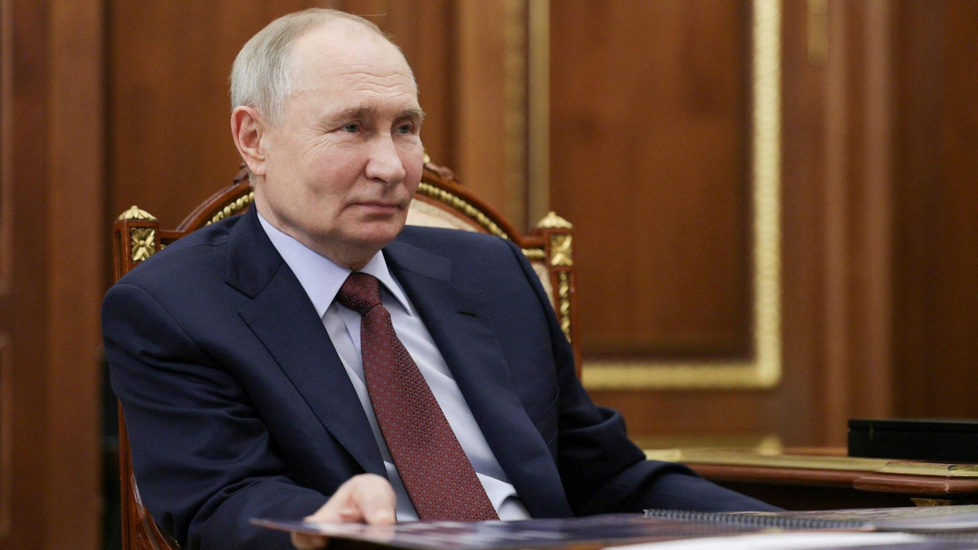 Kremlchef Wladimir Putin am Montag in Moskau. Russlands Präsident zeigt sich nun „wenn nötig“ bereit für direkte Gespräche mit Wolodymyr Selenskyj.