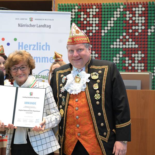 Biggi Fahnenschreiber zwischen Andŕe Kuper (li.) und Lutz Schade, FK-Vize.