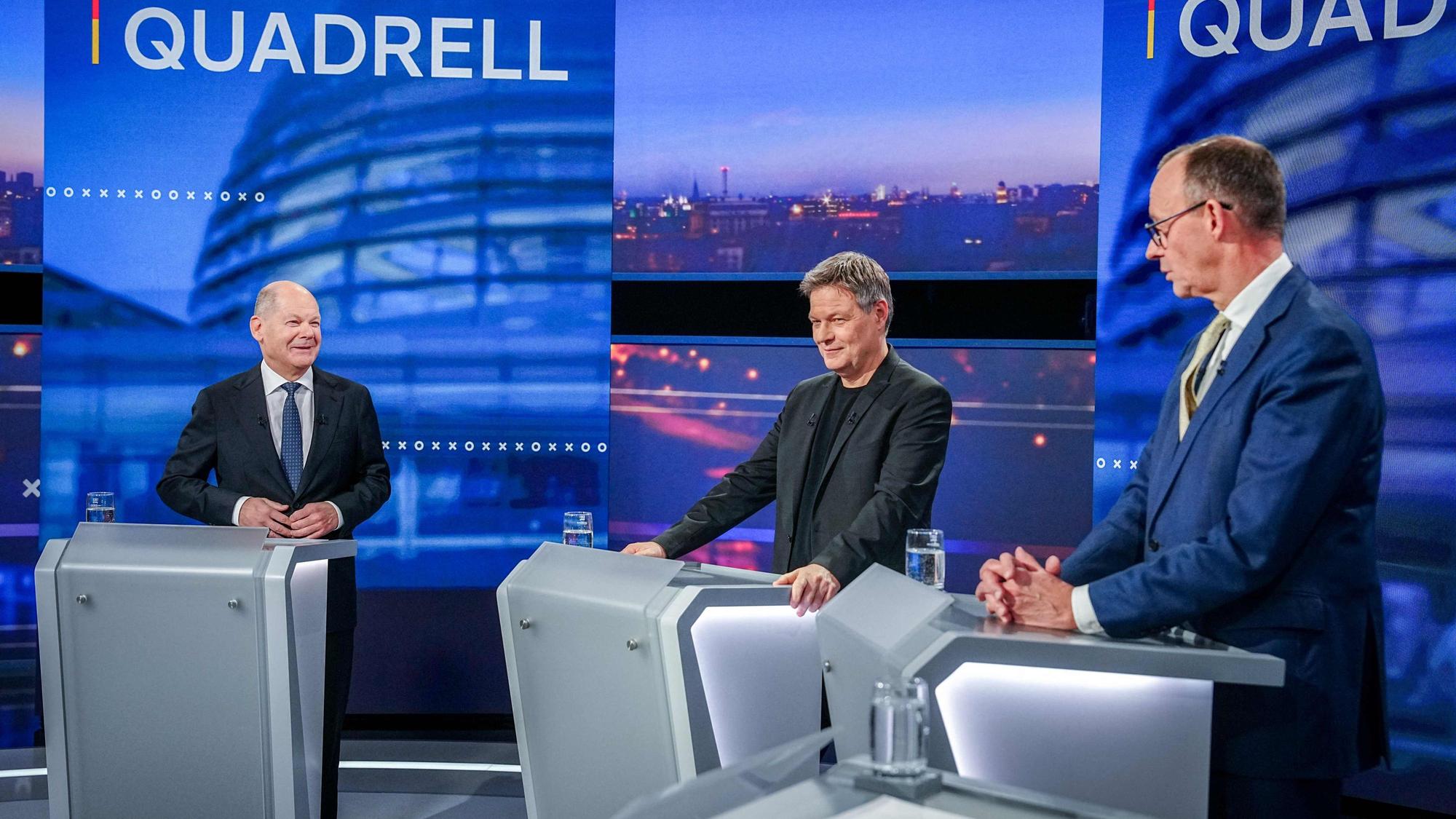Olaf Scholz und Friedrich Merz mit Robert Habeck in einer Diskussionsrunde. Lucassen hält weder den amtierenden Kanzler noch seinen Herausforderer von der CDU geeignet für das Amt.
