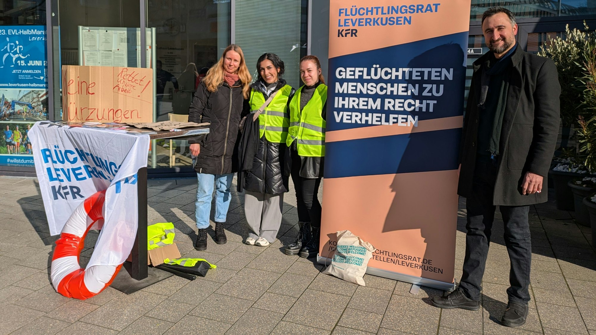 Der Flüchtlingsrat vor dem Rathaus