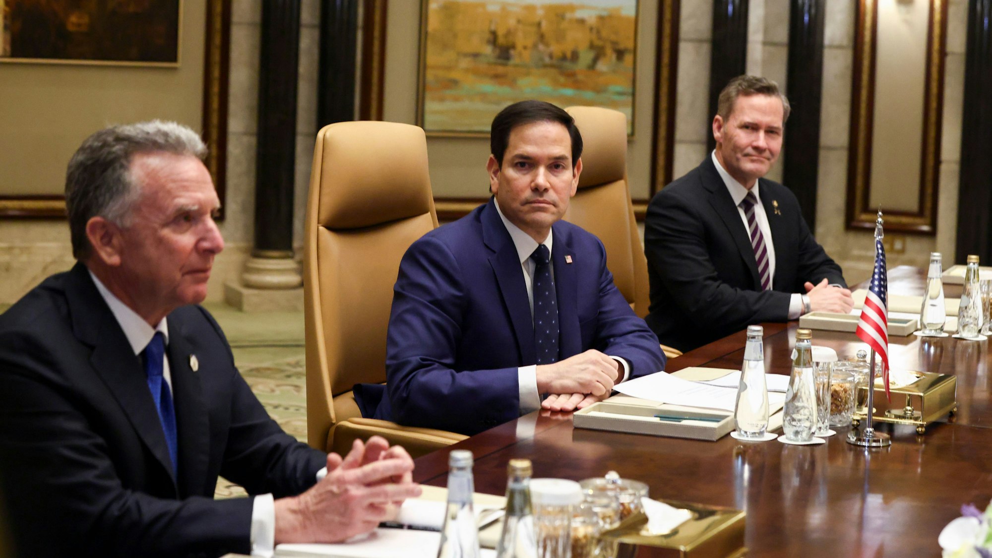 US-Außenminister Marco Rubio (M.) sitzt während der Gespräche in Riad neben dem nationalen Sicherheitsberater Mike Waltz (r.) und dem US-Beauftragten für den Nahen Osten Steve Witkoff.