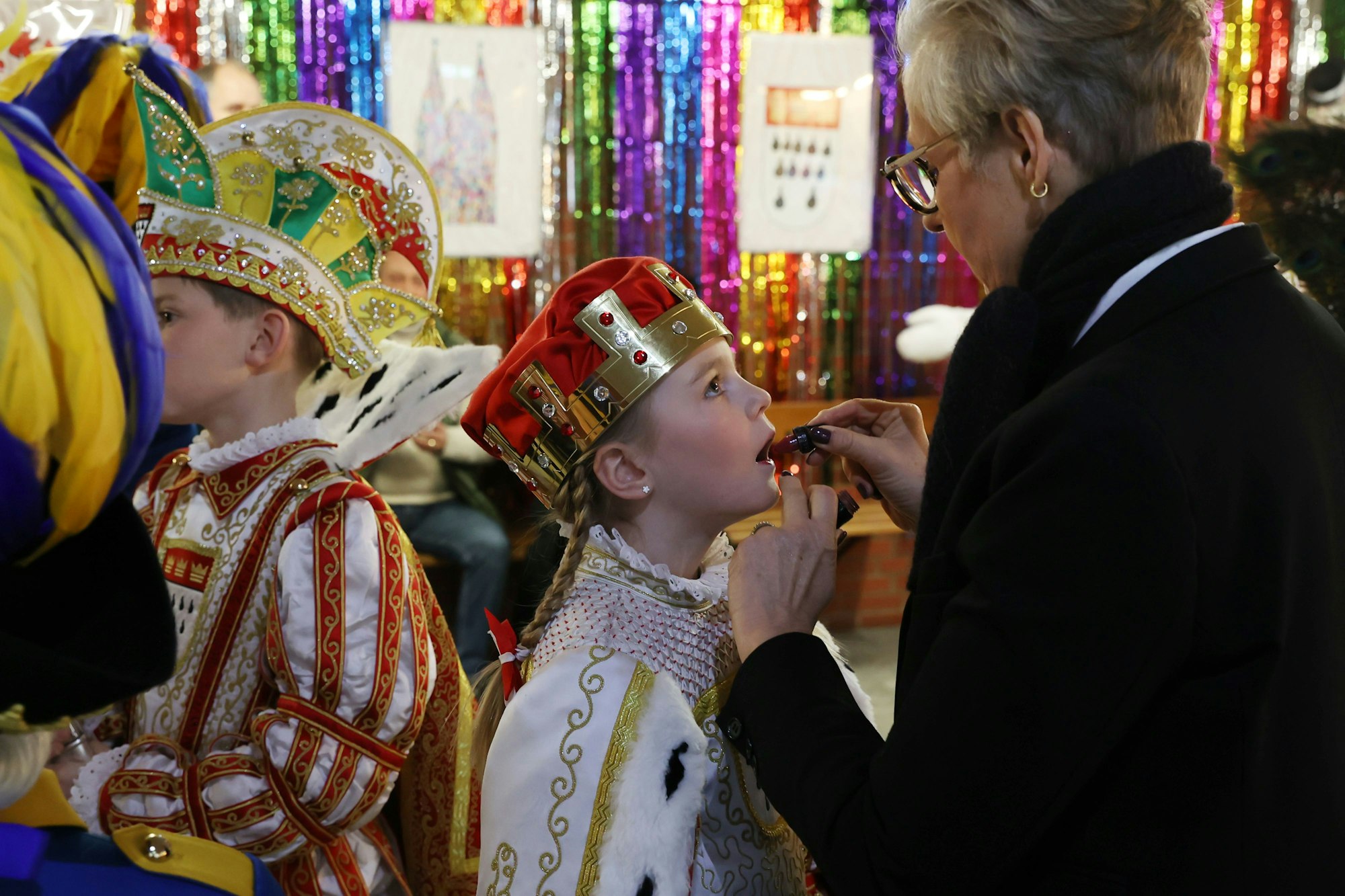 Kurz vor dem Auftritt korrigiert Gloria van Buuren-Wiese noch den Lippenstift der Kinderjungfrau.