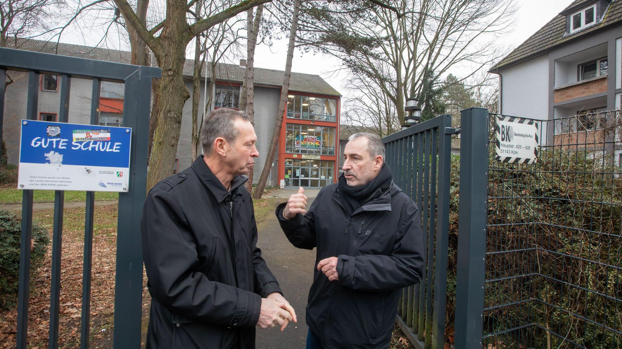 Im Gespräch vor dem Berufskolleg: Lutz Tempel vom Förderverein (l.) und Obermeister Marc Schmitz.