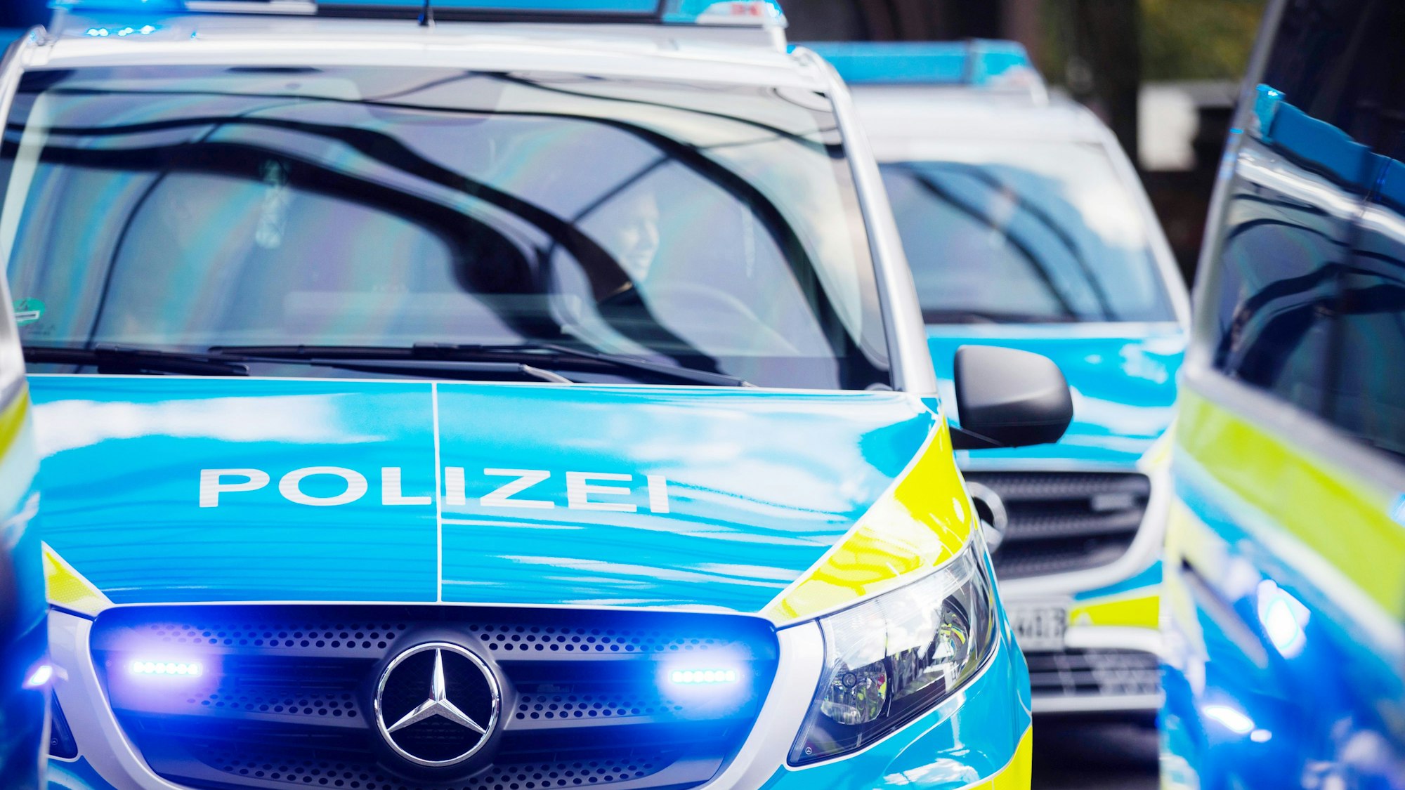 ARCHIV - 20.10.2017, Nordrhein-Westfalen, Duisburg: Streifenwagen der Polizei (Symbolbild) (zu dpa: «Verdächtiger in U-Haft nach Raubüberfall auf Juwelier») Foto: Rolf Vennenbernd/dpa +++ dpa-Bildfunk +++